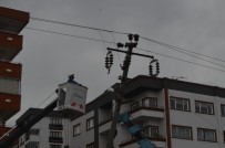 ORTAHISAR - Yoldan Çıkan Otomobil Orta Refüjdeki Elektrik Direğine Çarptı Açıklaması 3 Yaralı