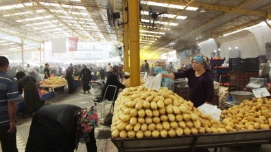 Balıkesir'de Sebze Pazarına Fıskiyeli Serinlik Esnafları Sevindirdi