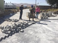 TENDÜREK DAĞI - Çaldıran Belediyesi, Kırsal Mahalle Ve Mezralarda Kilitli Parke Taşı Çalışması Devam Ediyor