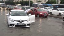 E-5'Te Bir Araç Sel Sularında Mahsur Kaldı