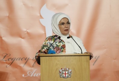 Emine Erdoğan'a Londra'da 'İnsani Hizmet Takdir Ödülü' Verildi