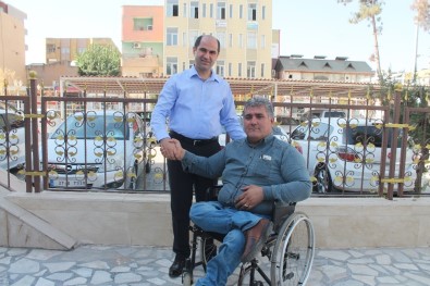 Engelli Vatandaş Merdivenleri Çıkamayınca, Kaymakam İndi