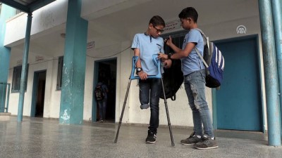 Filistinli Çocuk Aylar Önce Koşup Oynadığı Okuluna Tek Bacağıyla Başladı