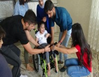 MAVİ KAPAK - Gençler, Engelli Kız İçin Çöplere Girdi