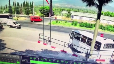 Manisa'da Trafik Kazası Açıklaması 2 Yaralı