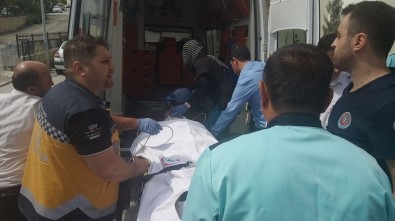 Sağlık Görevlilerine Saldıran Şahısa Polis Müdahale Etti Açıklaması 2 Yaralı