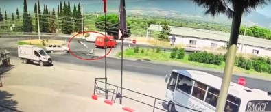 Turgutlu'daki Motosiklet Kazası Güvenlik Kamerasında
