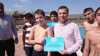 ZİHİNSEL ENGELLİLER - Yüzme Kursunu Tamamlayan Çocuklara Sertifikaları Verildi
