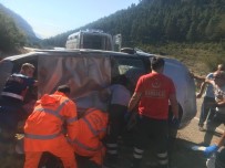 KOCAALILER - Kayalıklara Çarpıp 100 Metre Sürüklenen Araç Sürücü Hayatını Kaybetti