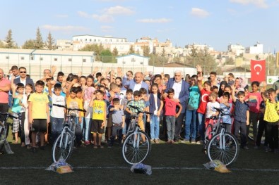 Kilis'te Çocuklara Bisiklet Dağıtımı Sürüyor