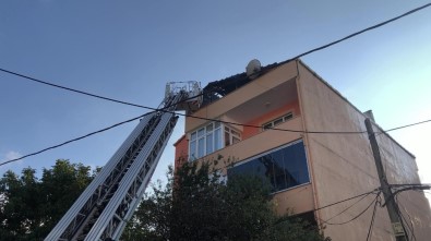 Sultanbeyli'de 3 Katlı Binanın Çatısı Alev Alev Yandı