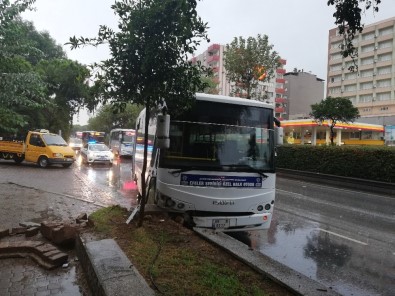 Aydın'da Halk Otobüsü Refüje Çarptı; 3 Yaralı