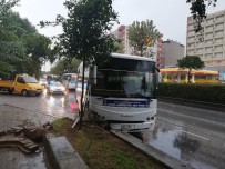 HATALI DÖNÜŞ - Aydın'da Halk Otobüsü Refüje Çarptı; 3 Yaralı