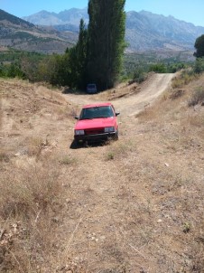 Firari Asker İle Arkadaşı Çaldıkları Otomobilin Lastikleri Patlayınca Yakalandı