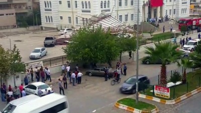 Fırtınada Uçan Çatı Kaymakamlık Bahçesine Düştü