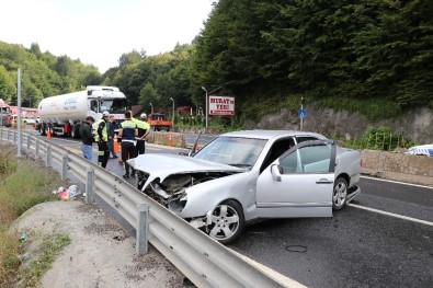Kaygan Yolda Kontrolden Çıkan Otomobil Bariyerlere Çarptı Açıklaması 3 Yaralı