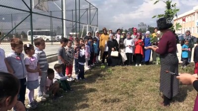 Köylü-Öğretmen Ele Ele Verip Köy Okulunu Onarıyor
