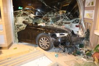 LÜKS OTOMOBİL - Lüks Otomobil Kadın Kuaförüne Daldı