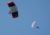 EFES - Paraşütler İzmir Semalarını Süsledi