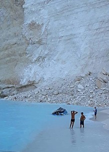 Yunanistan'da yer alan Navagio plajına kaya düştü