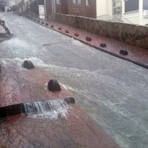 Beyoğlu'nda Sağanak Yağış Vatandaşlara Zor Anlar Yaşattı