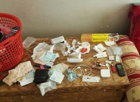 SİGARA PAKETİ - Bitlis'te Torbacı Operasyonu