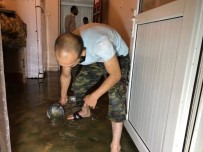 SAĞANAK YAĞMUR - Bursa'da Birçok Evi Su Bastı