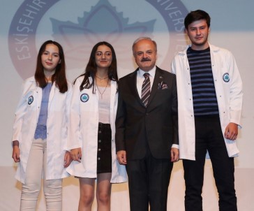 ESOGÜ Tıp Fakültesi'nin Yeni Öğrencileri Beyaz Önlüklerini Giydi