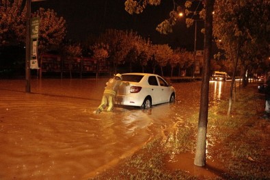 İstanbul'da Araçlar Yağmur Sularında Mahsur Kaldı
