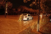 GÜZERGAH - İstanbul'da Araçlar Yağmur Sularında Mahsur Kaldı