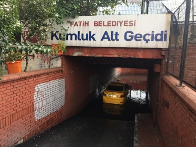 İstanbul'da Yağış Sonrası Taksi Alt Geçitte Mahsur Kaldı