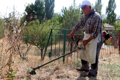 70 Yaşındaki Yaşlı Adam Köyün Her Yerini Temizliyor