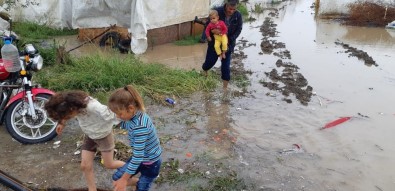 Mevsimlik İşçilerin Çadırlarını Sel Bastı, Çocuklar Son Anda Kurtarıldı