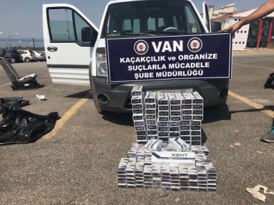 Van'da Kapalı Kasa Kamyonette Bin 200 Paket Sigara Ele Geçirildi