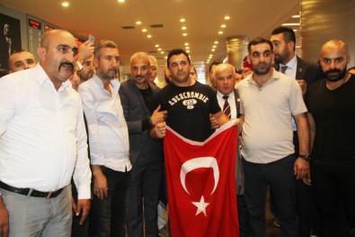 ABD'de Serbest Bırakılan Sinan Narin Türkiye'ye Döndü
