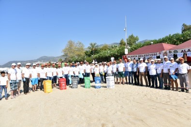 Alanya Belediyesi Ve Gönüllüler Damlataş Plajı'nı Temizledi