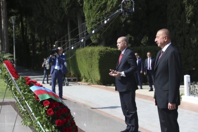 Aliyev'in Kabrini Ve Şehitlikleri Ziyaret Etti
