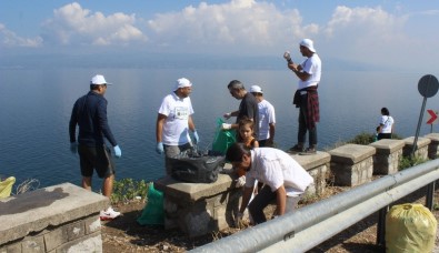 Çöplüğe Dönen Mudanya'yı Gönüllüler Temizledi