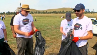 Gürcistan Devlet Başkanı Margvelaşvili Çöp Toplama Kampanyasına Katıldı