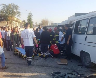 Konya'da Kamyonet İle Servis Minibüsü Çarpıştı Açıklaması 1 Ölü, 8 Yaralı