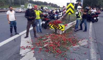 Bin Motosikletli Yusuf Durup'un Hayatını Kaybettiği Sapağa Karanfil Bıraktı