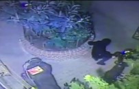 (Özel) Şişli'de Motosikleti Çalabilmek İçin Yerlere Yatan Hırsızlar Kamerada