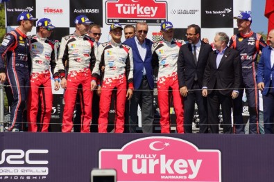 Şampiyonlar Kupalarını Cumhurbaşkanı Erdoğan'ın Elinden Aldı