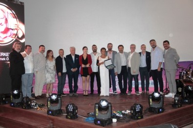 Türk Filmleri Haftasına Ünlüler Akın Etti... Gala'da Ünlüler Ödüllerine Kavuştu