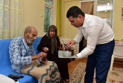 Tütüncü'den Kore Gazisi Ve Eşine Çay Servisi