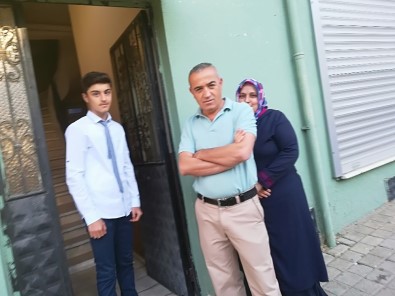 Ahmet Okullu Olmadı, Evde Kaldı