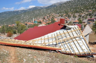 Antalya'da Hortum Evin Çatısını Uçurdu