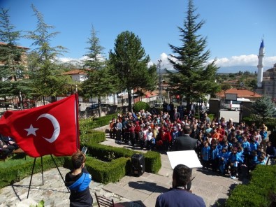 Domaniç'te Öğrenciler İlk Dersini Hayme Ana Türbesi'nde Yaptı