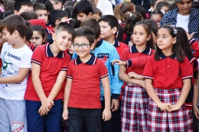 Dursunbey'de Okula Yeni Başlayan Öğrencilere Sürpriz