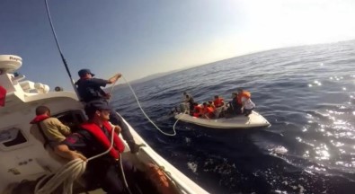 İzmir'de 15 Düzensiz Göçmen Fiber Teknede Yakalandı